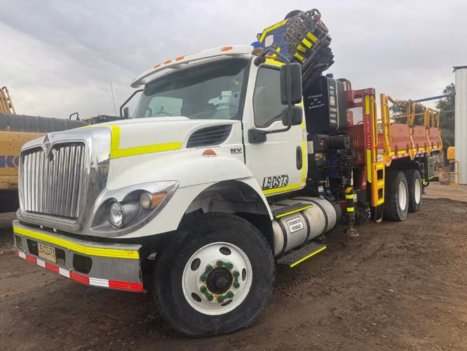 Camion pluma impecable estado
