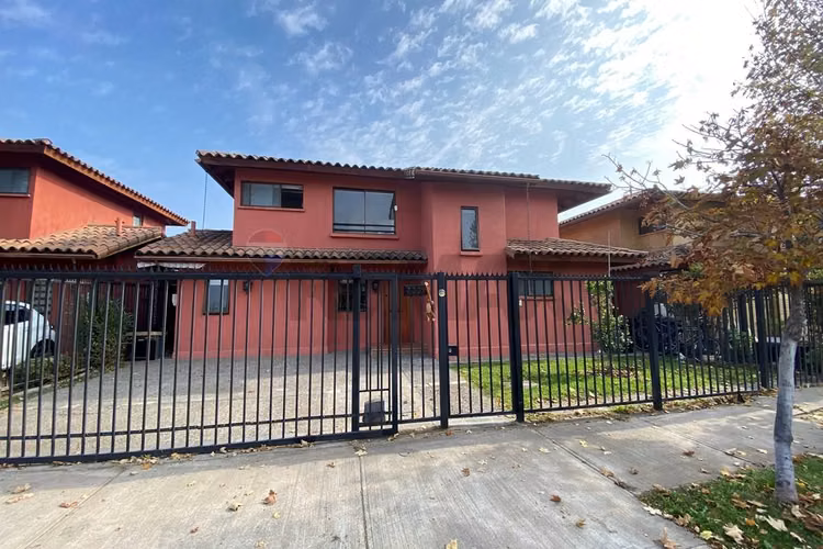 Hermosa casa en condominio en huechuraba