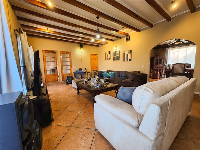 Propiedad rural plana con casa habitacional y piscina
