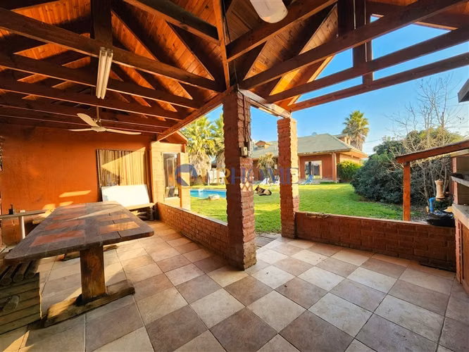 Propiedad rural plana con casa habitacional y piscina