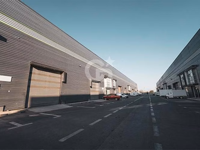 Bodega más oficina habilitada en Colina