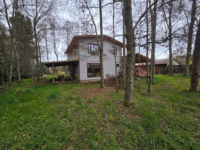 Terreno Urbano de 2,5 Ha con Orilla de Río y 3 Construcciones