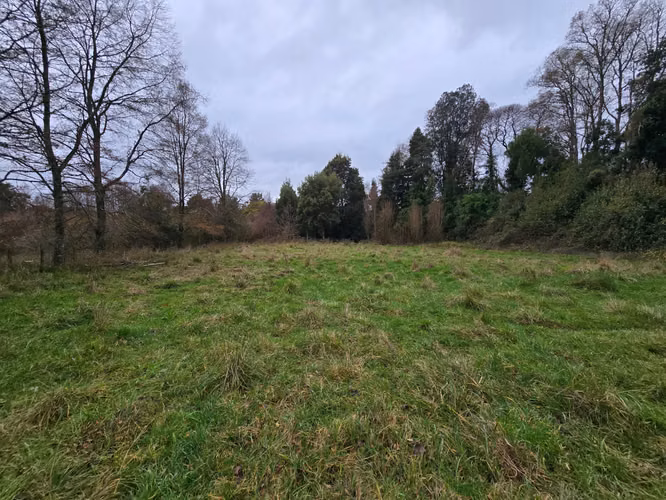 Terreno Urbano de 2,5 Ha con Orilla de Río y 3 Construcciones