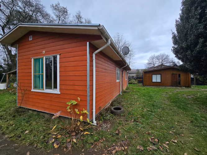 Terreno Urbano de 2,5 Ha con Orilla de Río y 3 Construcciones
