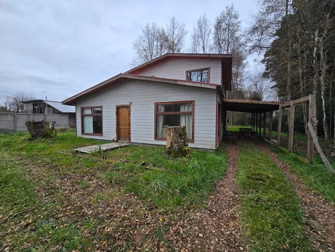 Terreno Urbano de 2,5 Ha con Orilla de Río y 3 Construcciones