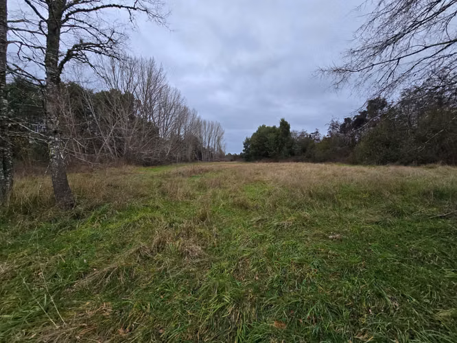 Terreno Urbano de 2,5 Ha con Orilla de Río y 3 Construcciones