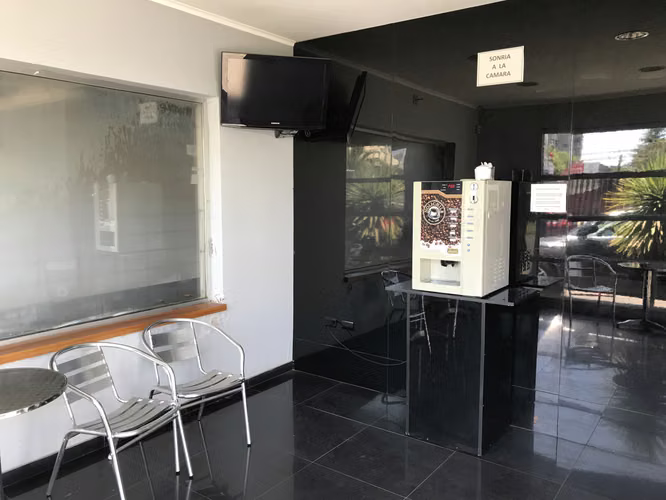 Arriendo pequeño local comercial.