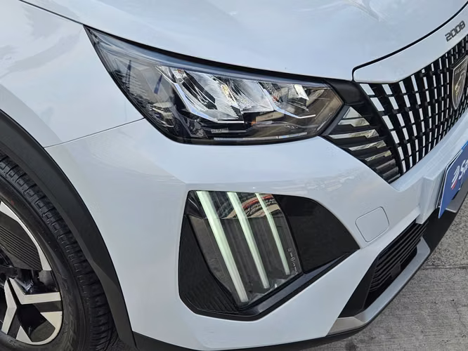 Peugeot 2008 1.2 ALLURE PACK PURETECH 130HP 4X2 MT 5P	 2025 - Imagen 9