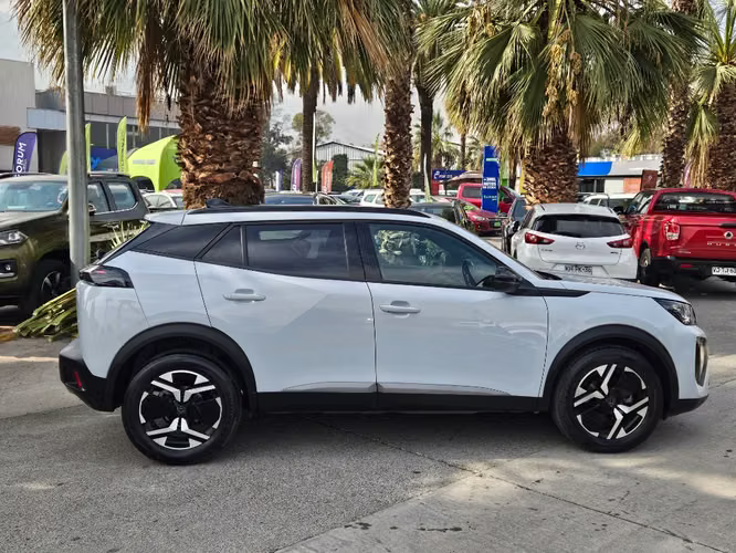 Peugeot 2008 1.2 ALLURE PACK PURETECH 130HP 4X2 MT 5P	 2025 - Imagen 4