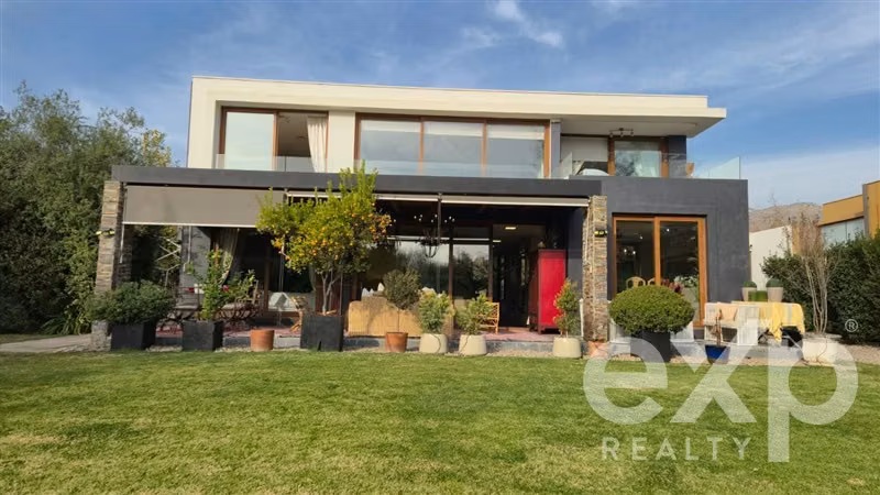 Exclusiva residencia familiar en Los Bosques de Chicureo
