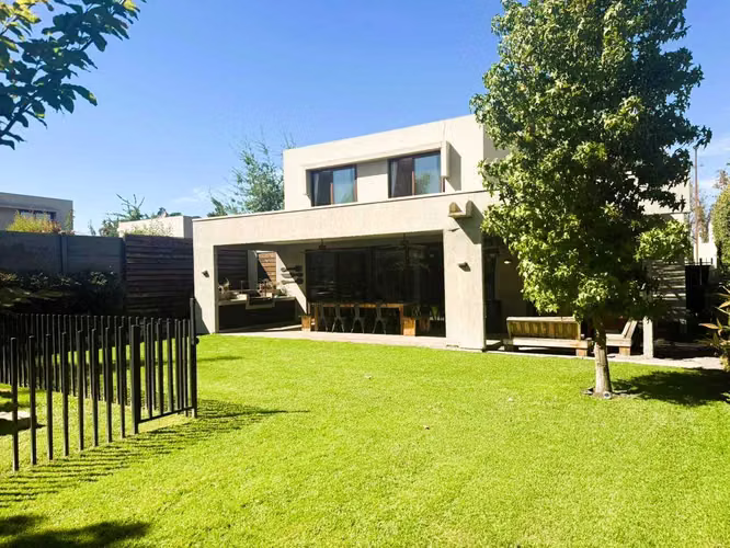 Moderna Casa con Excelente Conectividad (170511)