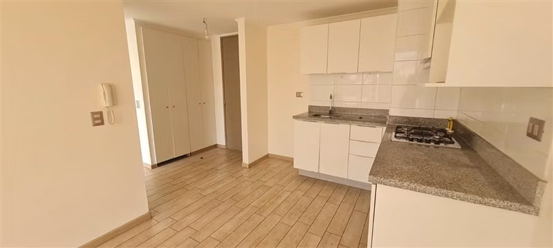 Se arrienda cómodo departamento 2D/1B en Gómez Carreño