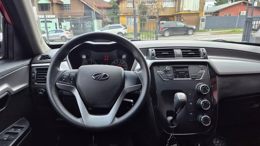 MAHINDRA KUV 100 2022