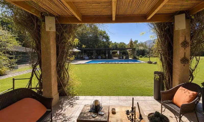 Linda casa estilo ingles con opción de derechos de agua