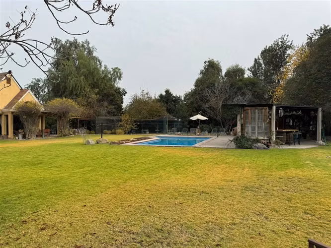 Linda casa estilo ingles con opción de derechos de agua