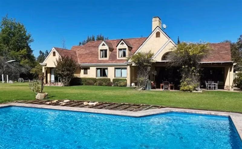 Linda casa estilo ingles con opción de derechos de agua