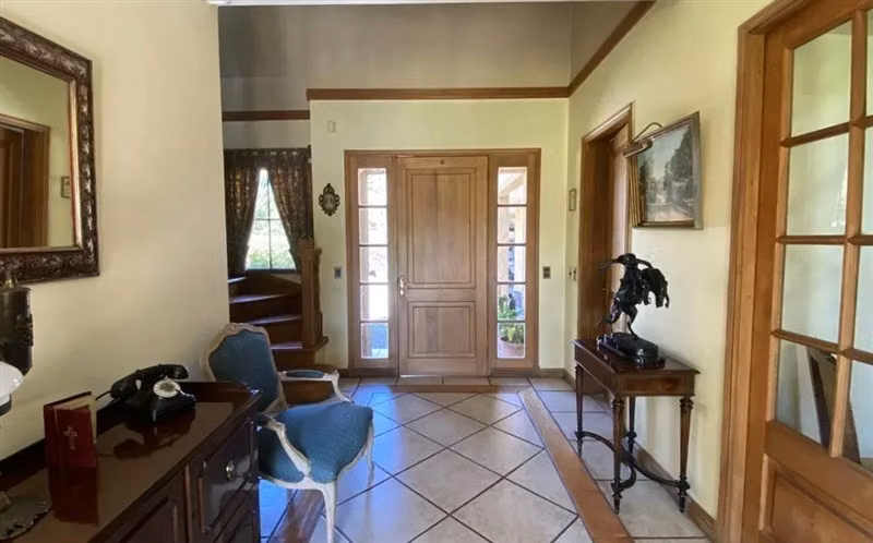 Linda casa estilo ingles con opción de derechos de agua