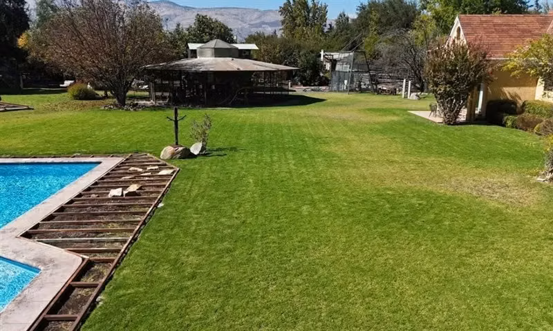 Linda casa estilo ingles con opción de derechos de agua
