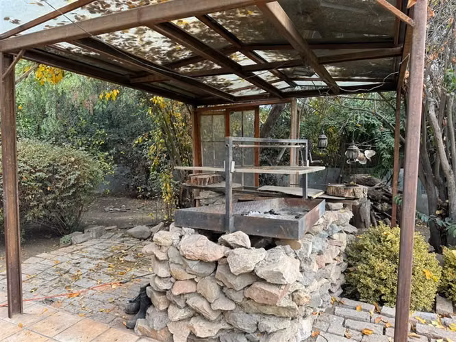 Linda casa estilo ingles con opción de derechos de agua