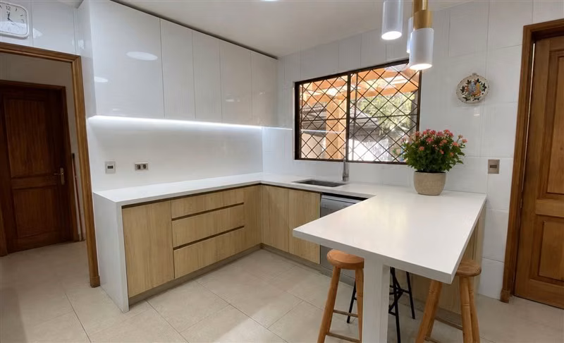 Linda casa estilo ingles con opción de derechos de agua