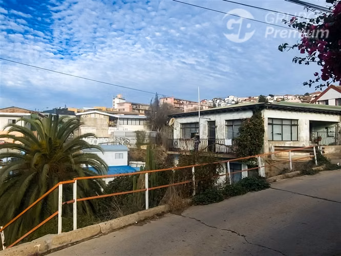 Casa sólida y sitio eriazo en Playa Ancha