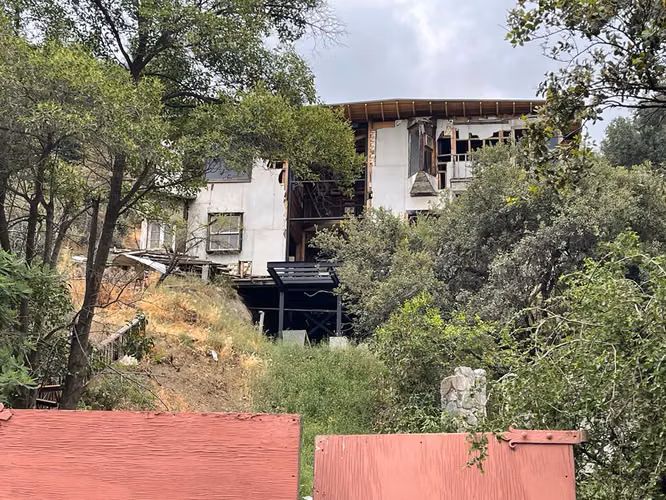 Terreno 4215 mts con casa a medio terminar en Arrayan