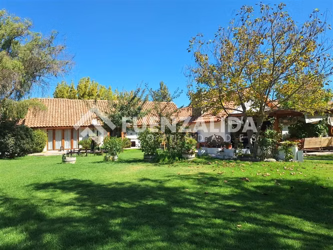 Parcela arriendo 5D 4B piscina terraza condominio Peñaflor