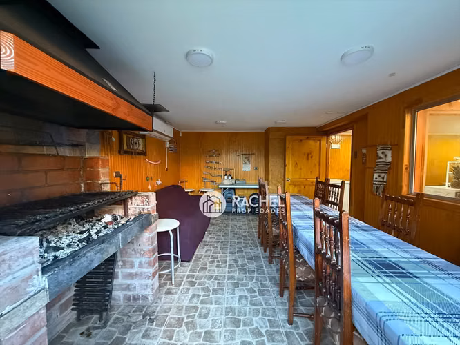 SE VENDE LINDA CASA AMPLIADA CON QUINCHO - Barrio Los Arquitectos