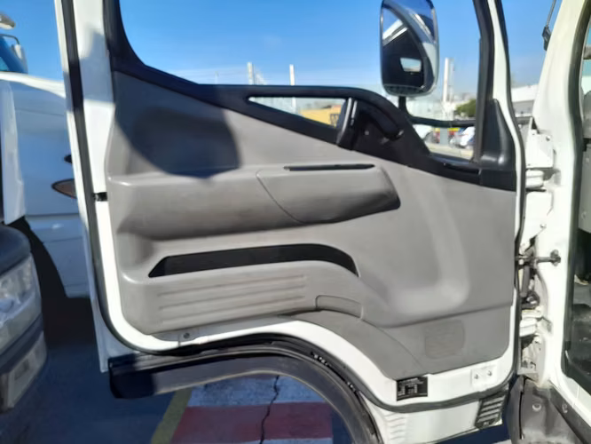 Mitsubishi Canter   Chasis Cabinado