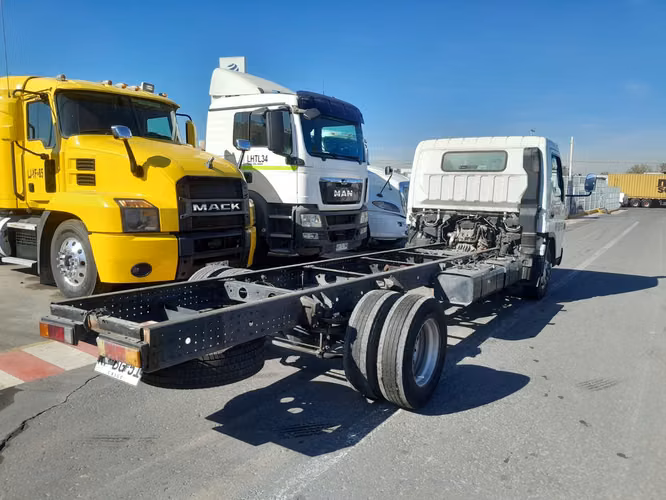 Mitsubishi Canter   Chasis Cabinado