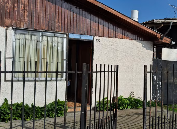 Se vende casa 4 dormitorios y 1 baño, 2 estacionamientos, ubicada en Diagonal las Termas Chillán.