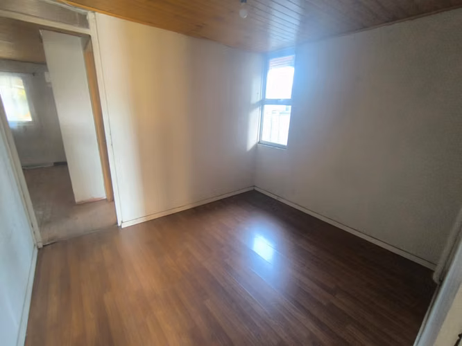 Se vende casa 4 dormitorios y 1 baño, 2 estacionamientos, ubicada en Diagonal las Termas Chillán.