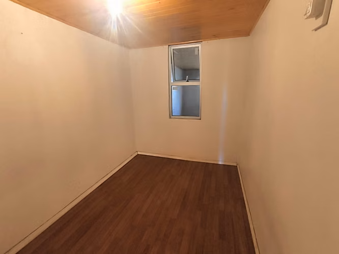 Se vende casa 4 dormitorios y 1 baño, 2 estacionamientos, ubicada en Diagonal las Termas Chillán.
