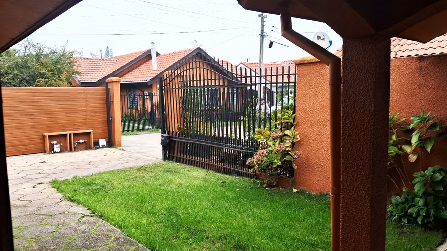 Arriendo de hermosa, amplia y acogedora casa de 4 dormitorios y 3 baños en villa Emanuel