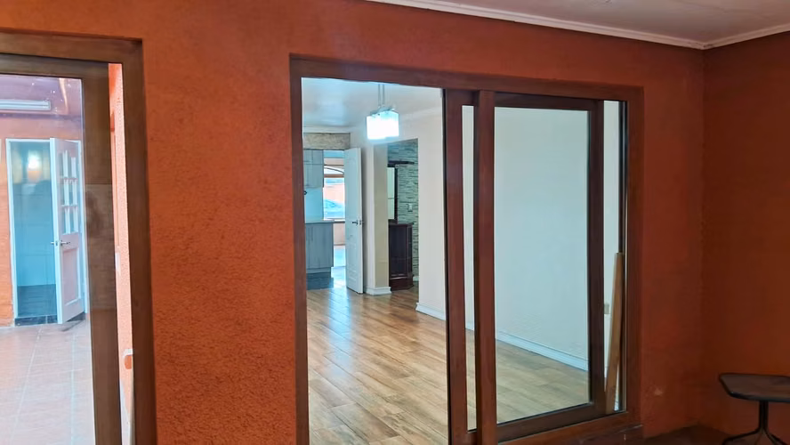 Hermosa, amplia y acogedora casa de 4 dormitorios y 3 baños, ubicada en villa Emanuel lugar muy tranquilo.