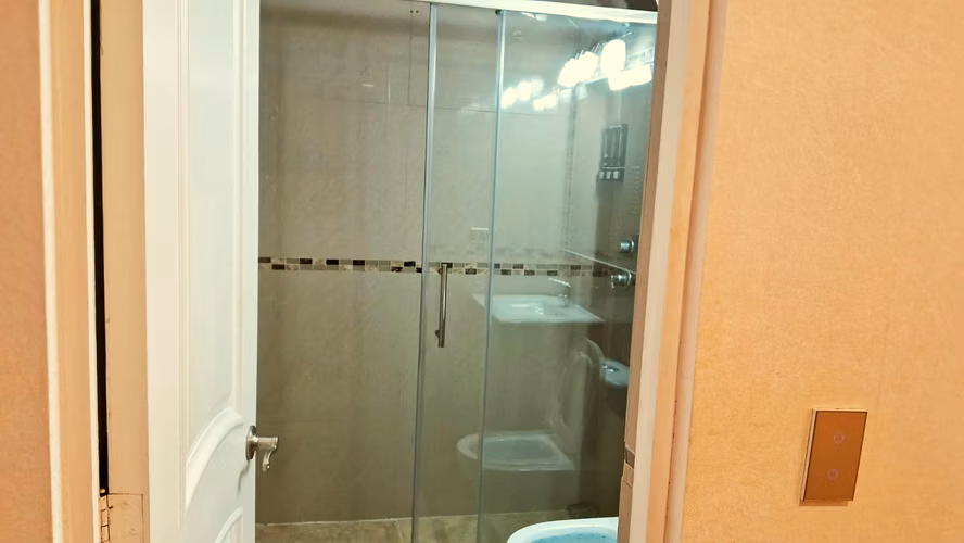 Hermosa, amplia y acogedora casa de 4 dormitorios y 3 baños, ubicada en villa Emanuel lugar muy tranquilo.