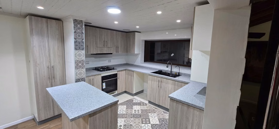  ¡Amplia Casa en Arriendo, con distintos espacios para compartir, ubicada en condominio; Año Corrido.