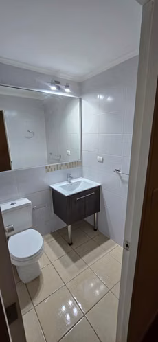  Hermosa Casa con Amplios Espacios y Excelente Distribución.