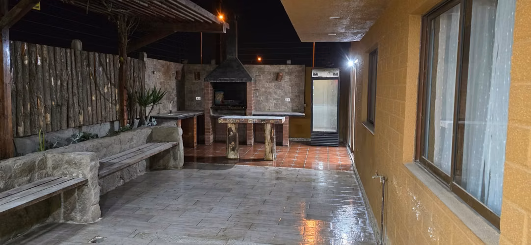  Hermosa Casa con Amplios Espacios y Excelente Distribución.