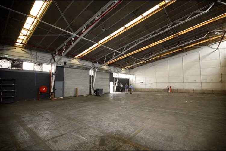 Amplia Bodega Industrial en arriendo acceso Vespucio Norte