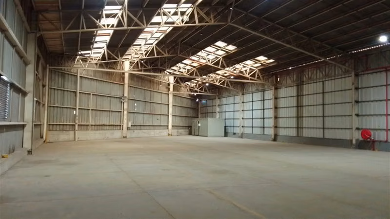 Amplia Bodega Industrial en arriendo acceso Vespucio Norte