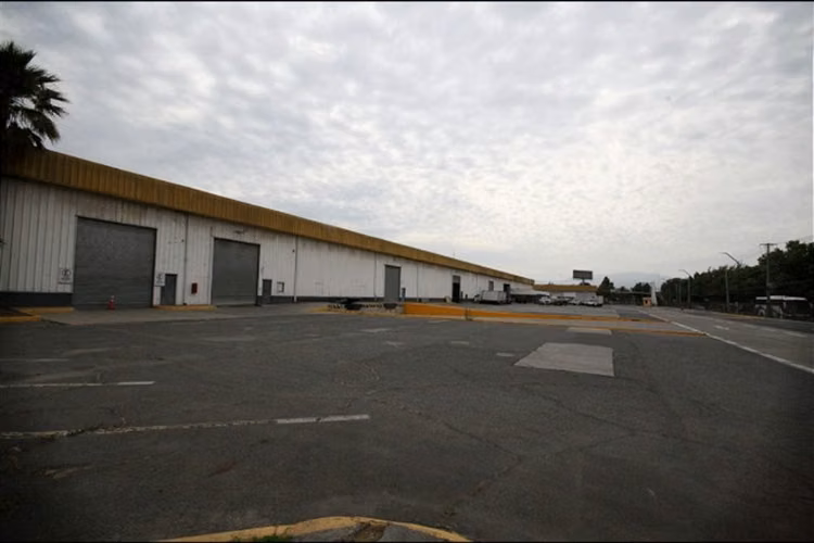 Amplia Bodega Industrial en arriendo acceso Vespucio Norte