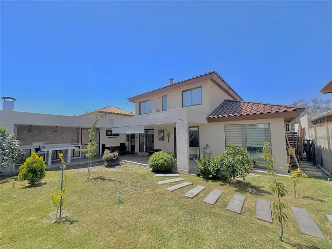 Casa en venta de 4 dorm. en Condominio chicureo