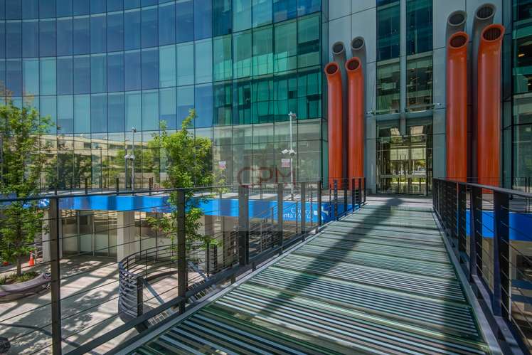 Arrienda amplio Local Comercial + Baño/Estac. (170787)