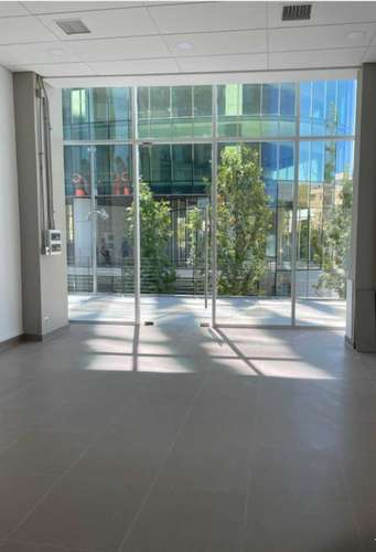 Arrienda amplio Local Comercial + Baño/Estac. (170787)