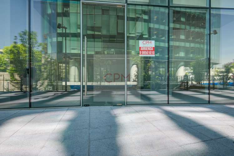 Arrienda amplio Local Comercial + Baño/Estac. (170787)