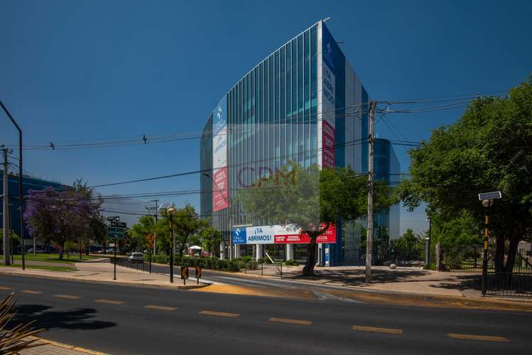 Arrienda amplio Local Comercial + Baño/Estac. (170787)