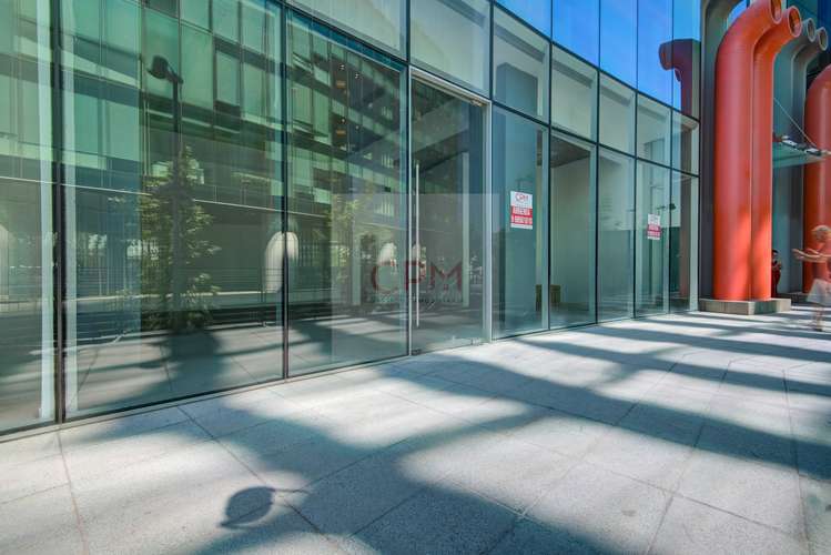 Arrienda amplio Local Comercial + Baño/Estac. (170787)