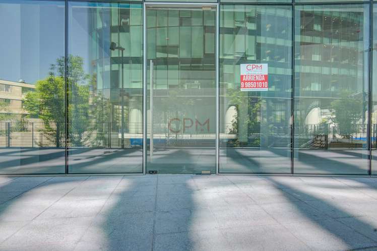 Arrienda amplio Local Comercial + Baño/Estac. (170787)