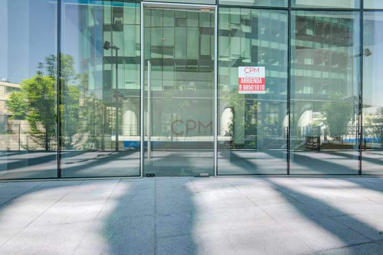 Arrienda amplio Local Comercial + Baño/Estac. (170787)
